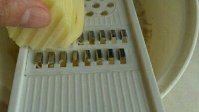 咖喱土豆早餐饼,土豆削皮洗净擦丝;
