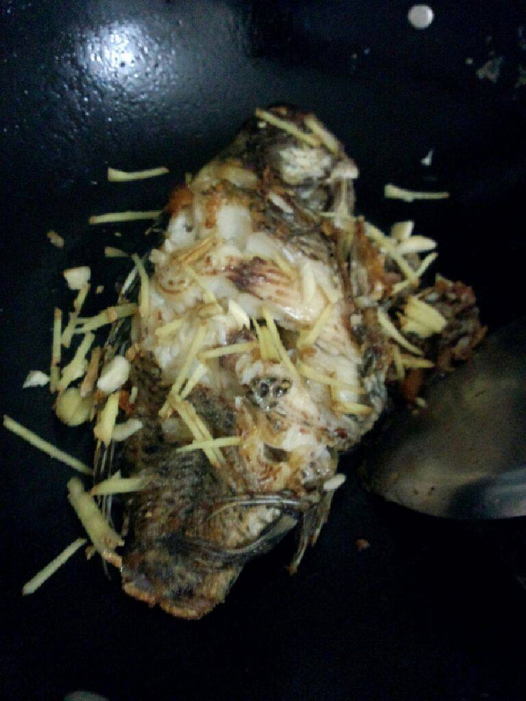 双椒福寿鱼,煎至两面略金黄 在把姜和蒜放入爆香