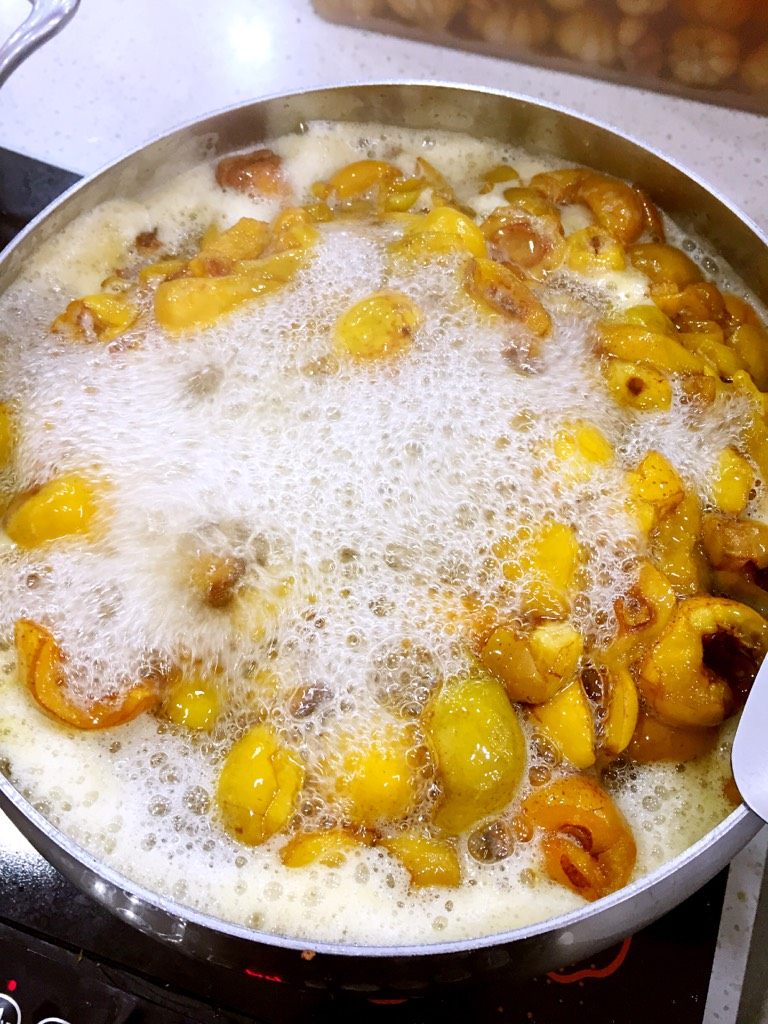 枇杷膏,如图枇杷出水后开大火 要把水分熬干 中途要搅 但尽量不要把枇杷弄碎了