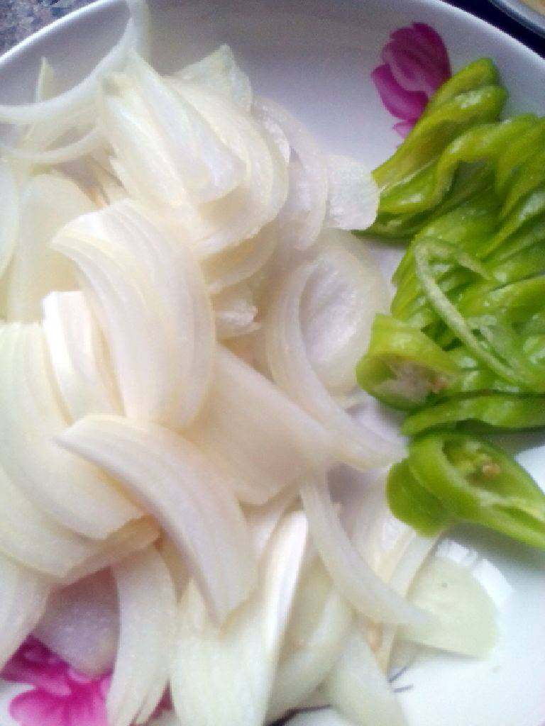 肉炒洋葱丝,将<a style='color:red;display:inline-block;' href='/shicai/ 61'>青椒</a>，<a style='color:red;display:inline-block;' href='/shicai/ 29'>洋葱</a>洗好后，切丝备用。