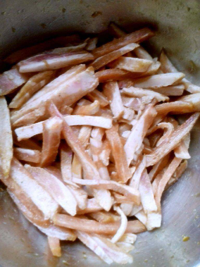 肉炒洋葱丝,肉切丝，加少许<a style='color:red;display:inline-block;' href='/shicai/ 692'>酱油</a>，<a style='color:red;display:inline-block;' href='/shicai/ 12043'>花椒粉</a>，姜粉水淀粉抓匀，腌制10分钟左右。