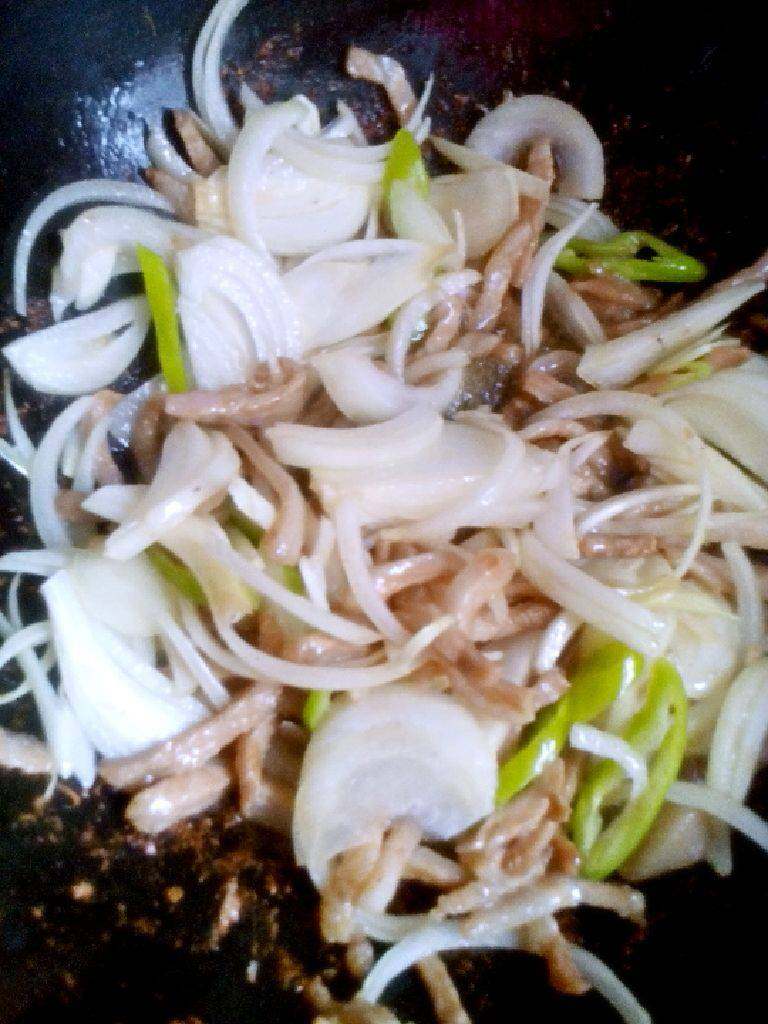肉炒洋葱丝,锅中加入适量油，油热后加入肉炒至变色，加入洋葱和青椒，炒两分钟，加入适量盐。