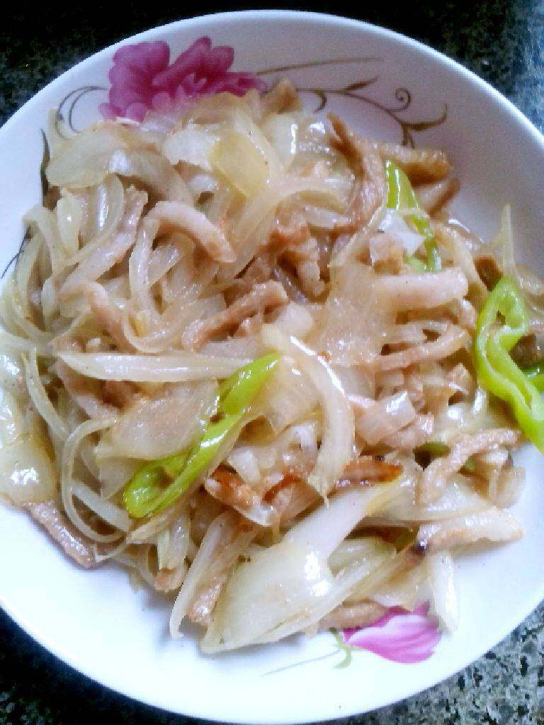 肉炒洋葱丝,加适量<a style='color:red;display:inline-block;' href='/shicai/ 717'>味精</a>即可出锅。