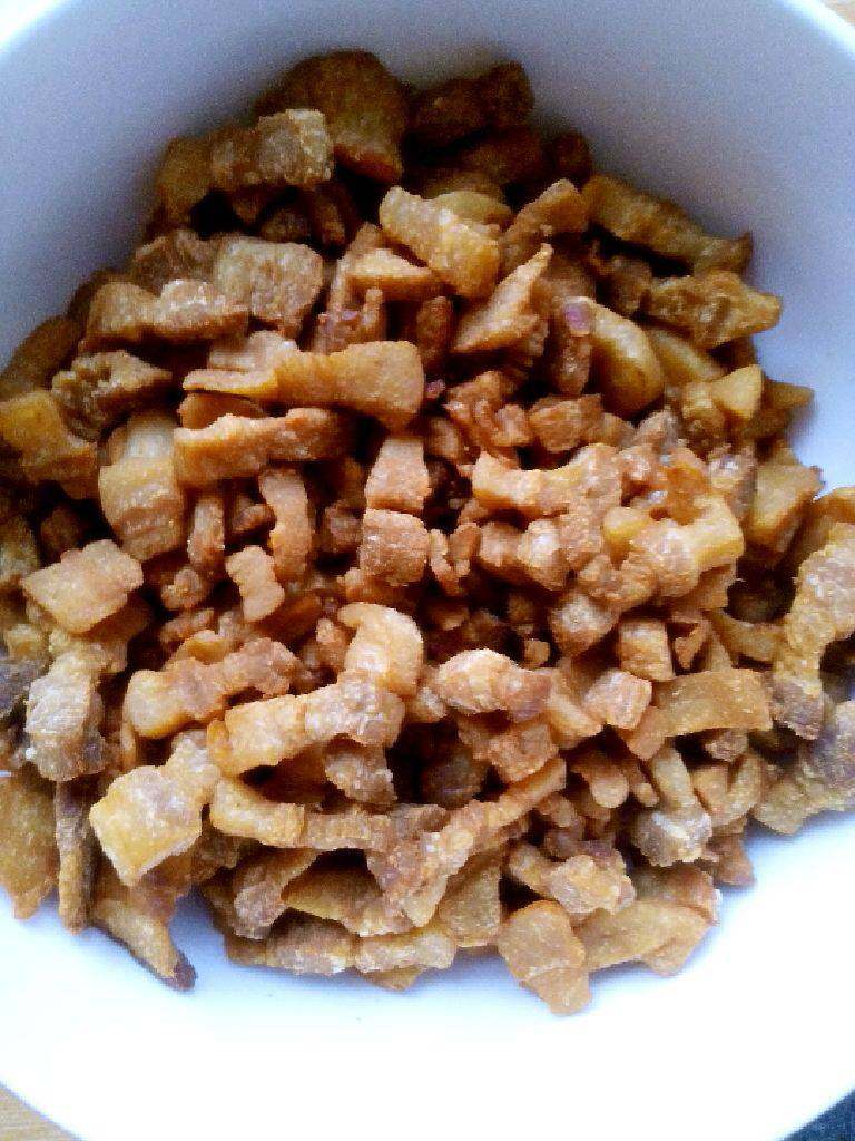熬猪油,熬出油,剩下的油滋了可以用来包饺子,包子,都好吃。