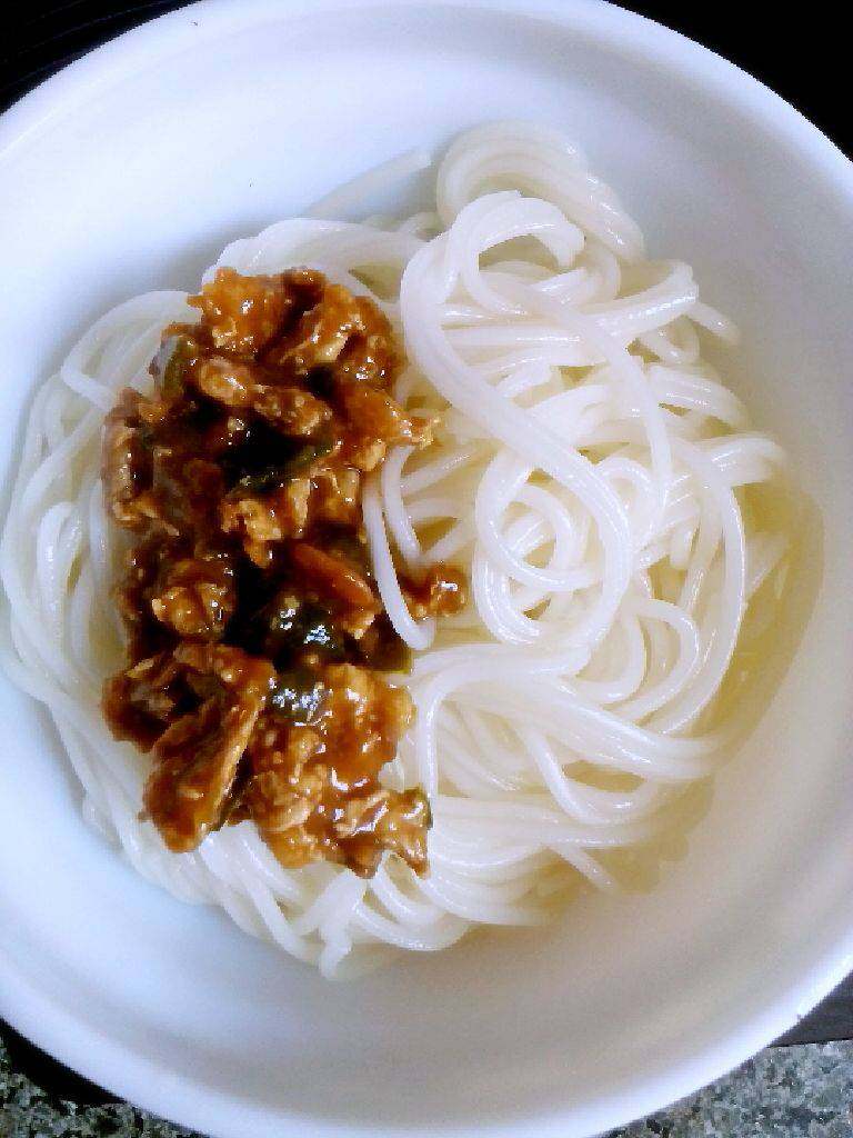 香肠鸡蛋酱拌面,<a style='color:red;display:inline-block;' href='/shicai/ 526'>面条</a>煮好后，过凉水后，加入适量<a style='color:red;display:inline-block;' href='/shicai/ 6002'>鸡蛋酱</a>。
