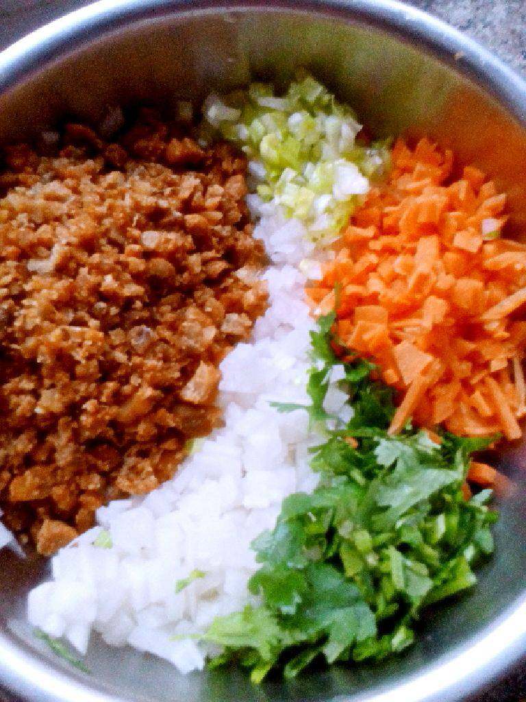 白萝卜油滋了馅蒸饺,将所有材料剁碎,备用。