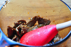 牛肉海带汤,烧热汤锅,加入1小勺香油,下牛肉煸炒至全部变色