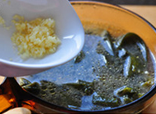 牛肉海带汤,加入牛肉粉,煮开,少许盐糖调味,加入剩余的蒜蓉,即可