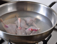 腌笃鲜,将咸肉焯水去腥,如果没来得及泡水,可将咸肉多煮一会儿,也能去去多余的咸味