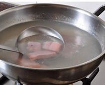 腌笃鲜,将寸骨、咸肉、火腿一起放入砂锅(我用铸铁锅),加入足量开水或高汤,大火煮开后打去浮沫