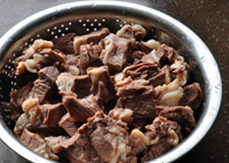 八宝豆豉焖羊肉,将羊肉快用不烫手的热水冲洗干净,沥干水分备用