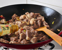 八宝豆豉焖羊肉,下入羊肉和料酒,转大火迅速翻炒2、3分钟