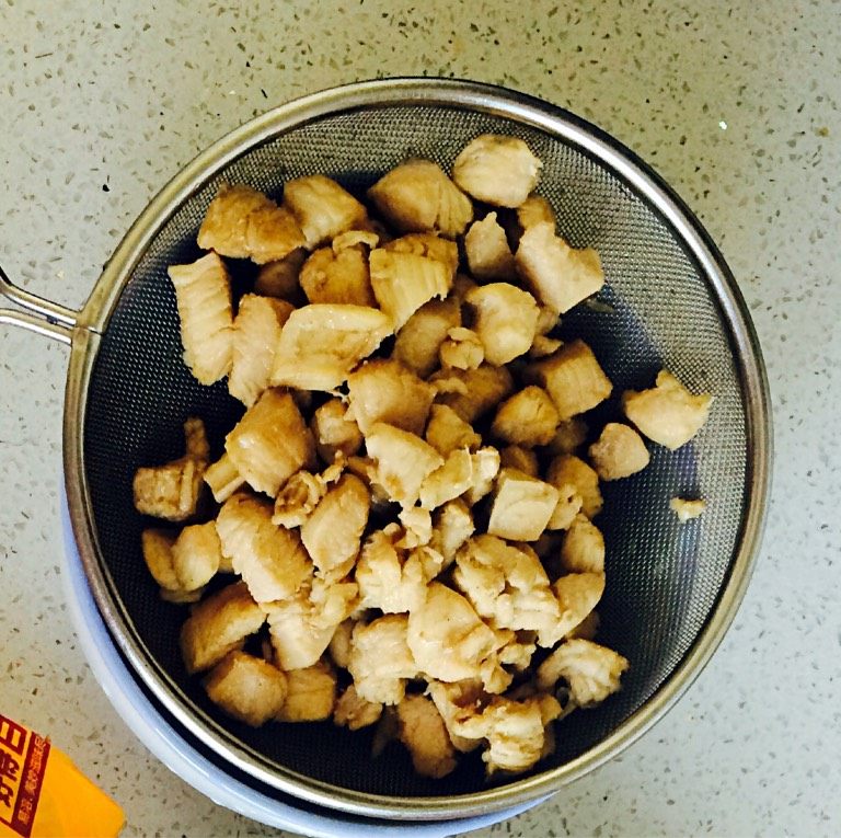 咖喱鸡块饭,将鸡脯肉用半勺盐个一勺料酒腌一下,并用油炒半熟