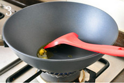 生炒糯米饭,起炒锅,烧热后加入1大勺鸡油或<a style='color:red;display:inline-block;' href='/shicai/ 406'>猪油</a>