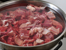 红烧羊肉,加入切成核桃大小的羊肉块儿,大火烧开煮2、3分钟,出净血沫,捞出沥干水分