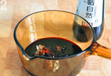  酱汁花生,将<a style='color:red;display:inline-block;' href='/shicai/ 866'>冰糖</a>、<a style='color:red;display:inline-block;' href='/shicai/ 692'>酱油</a>、味达美和<a style='color:red;display:inline-block;' href='/shicai/ 721'>蚝油</a>一起放进小锅