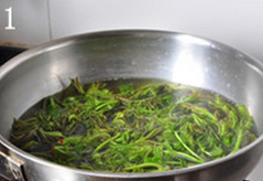 香椿炒蛋,香椿择洗干净,入加入少许盐的沸水中焯烫至锅中水再次沸腾