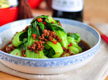卤肉小油菜,将油菜装盘后,浇上肉汁,即可