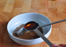 麻汁油麦菜,芝麻酱和甜面酱放进小碗,加入香油,充分搅拌,将芝麻酱和甜面酱解开