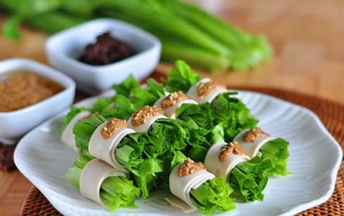 麻汁油麦菜,将油麦菜豆皮卷和酱汁一起上桌,还可以再准备点儿豆瓣酱之类其他自己喜欢的酱料,蘸食