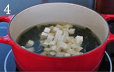 味增汤,锅中加入鲣鱼高汤,下入豆腐和裙带菜,中小火慢煮至豆腐浮起