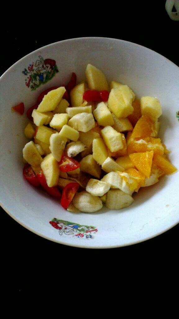 自制(水果沙拉),将圣女果，苹果，香蕉，橙子切小块儿放入容器中；