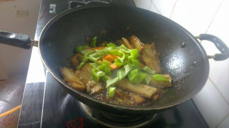 自制(红烧带鱼),下胡萝卜和青椒片儿翻炒均匀关火；