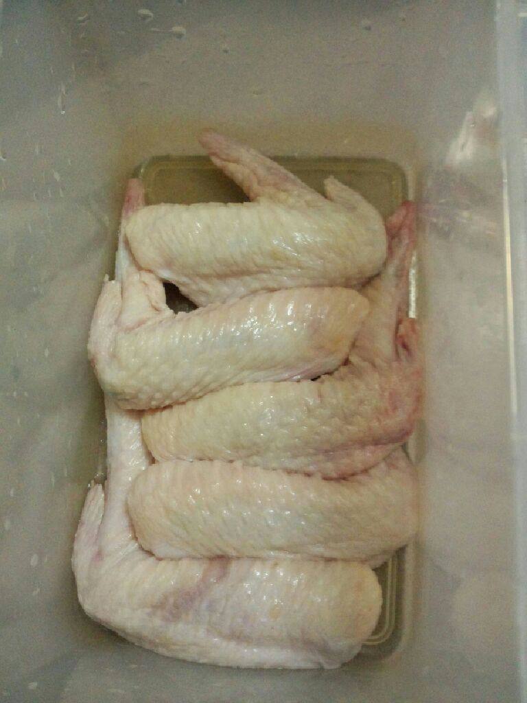 奥尔良鸡翅,把<a style='color:red;display:inline-block;' href='/shicai/ 96'>鸡翅</a>洗干净用牙签刺孔摆好放在盒里面