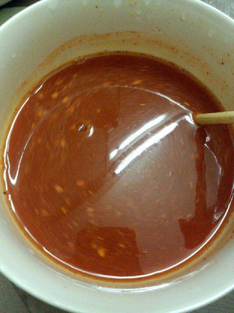 奥尔良鸡翅,拿个碗加入半包奥尔良  加适量<a style='color:red;display:inline-block;' href='/shicai/ 761'>辣椒粉</a>  在倒水搅拌均匀