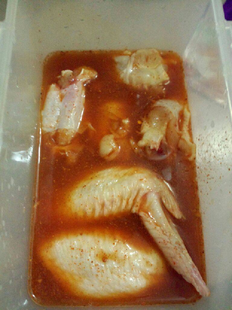 奥尔良鸡翅,在倒入备好的鸡翅里面  拿去冷藏腌制六小时以上
