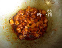 泡菜五花肉炒饭,加少许油煸至肉片出油