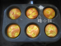 酸奶菠萝麦芬,送入预热好175℃的烤箱中上层。我的只有单上管,烤了30分钟