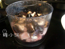 豆腐皮香菇肉卷,香菇和猪腿肉都切成小块,放入搅拌机中打成泥