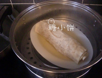 豆腐皮香菇肉卷,放在盘子中,表面淋一点<a style='color:red;display:inline-block;' href='/shicai/ 847'>香油</a>。上锅蒸半个小时