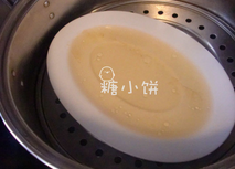 豆腐皮香菇肉卷,盘子里的汤汁留着可以做蘸料,肉卷切片,装盘即可