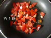 鲜虾焗饭,番茄洗净去蒂,切成小块,放入锅中加<a style='color:red;display:inline-block;' href='/shicai/ 851'>橄榄油</a>翻炒一下