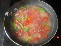鲜虾焗饭,加入高汤,均匀撒上海盐,大火煮开