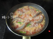 鲜虾焗饭,水开后在表面铺上洗净的鲜虾,如果有贝壳类的材料也一起铺上,在虾表面淋上葡萄酒,然后压一下让它半浸泡在汤里面