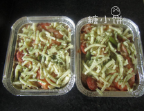鲜虾焗饭,煮好的饭放入可以进烤箱的容器中 ,表面撒上<a style='color:red;display:inline-block;' href='/shicai/ 61855'>马苏里拉芝士</a>,干欧芹碎和迷迭香