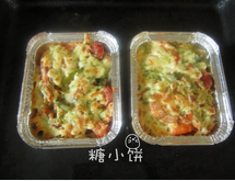 鲜虾焗饭,送入预热好180℃的烤箱中,看到芝士融化表面微黄即可取出