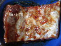 BBQ甜辣烤肋排,在表面抹上所有调味料,抹匀