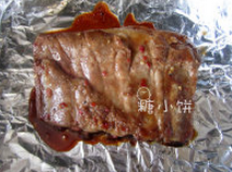 BBQ甜辣烤肋排,用锡纸将肋排包起来,送入预热好200℃的烤箱中层烤40分钟