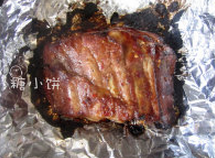 BBQ甜辣烤肋排,打开锡纸包继续烤,一面上色后翻面,两面上色即可取出