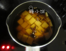 牙签豆腐干串儿,调味料，香料和豆腐干串放在一起，加水至没过，豆腐干串，大火煮开后转小火煮15-20分钟，关火焖一夜即可