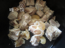 红烧牛肉面,牛腩洗净切块，焯水之后洗净血沫备用