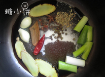 红烧牛肉面,香料和调味料都放入高压锅内