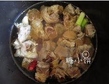 红烧牛肉面,加入焯水之后的牛腩块，加水至没过所有材料