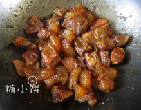 红烧牛肉面,剩余牛肉和汤汁都转入炒锅中，大火烧开将汤汁收浓