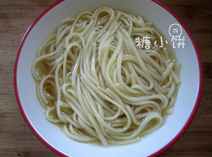 红烧牛肉面,另烧一锅水煮面，煮好的面捞入第六步预留的牛肉汤中，加少许酱油调味上色