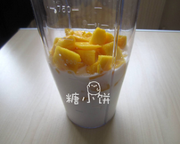 杨枝甘露,一只芒果的果肉(约135G)加牛奶、椰浆还有白砂糖混合